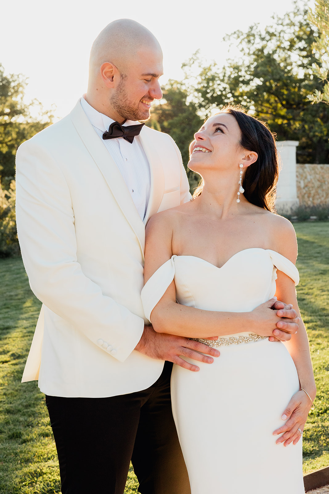 Couple de mariés dans la lumière naturelle en Provence
