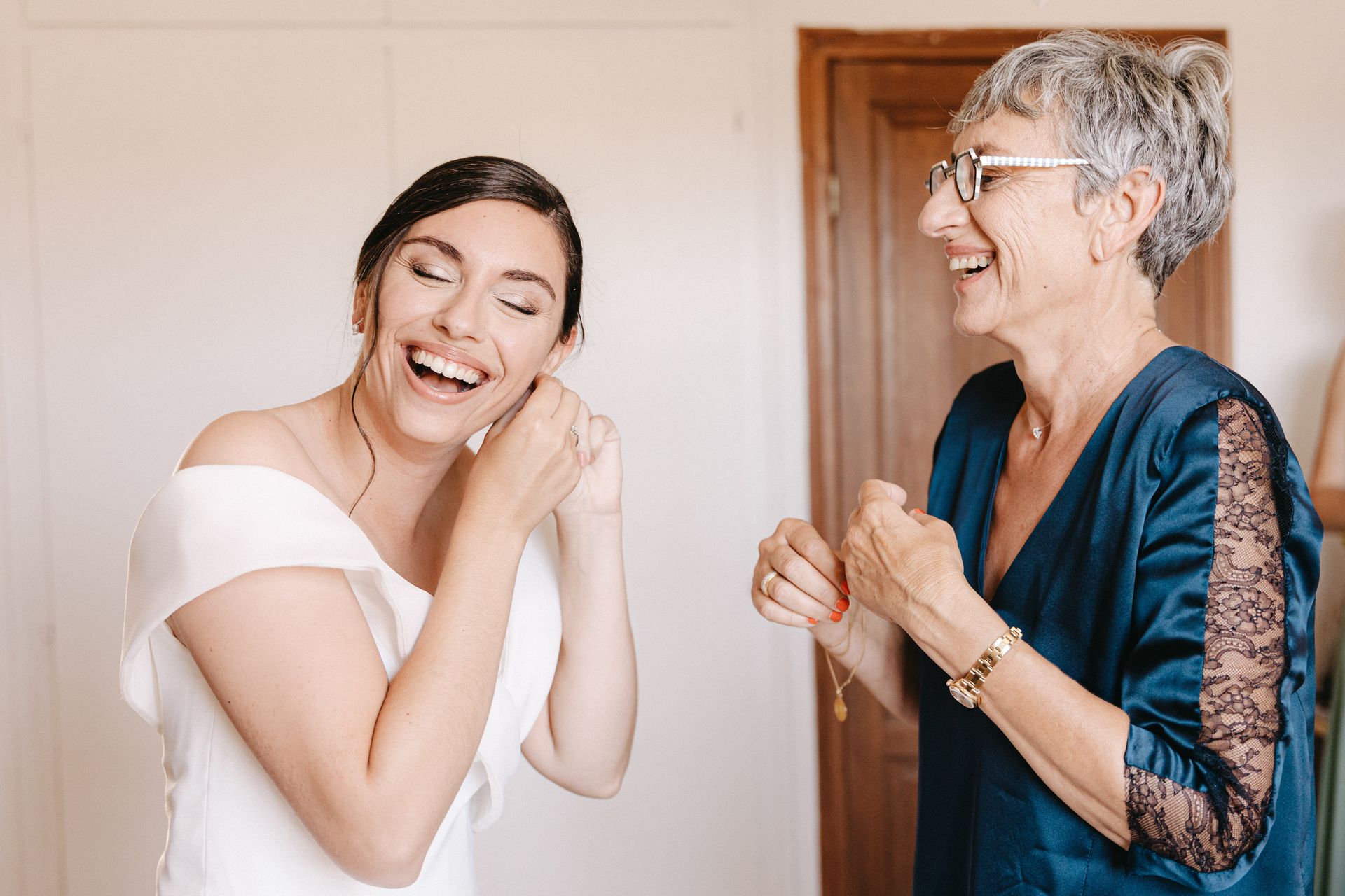 Moment complice pendant les préparatifs de la mariée en Provence