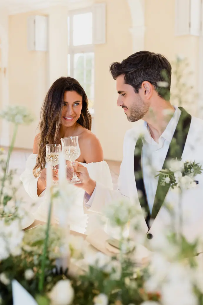 moment complice entre les mariés