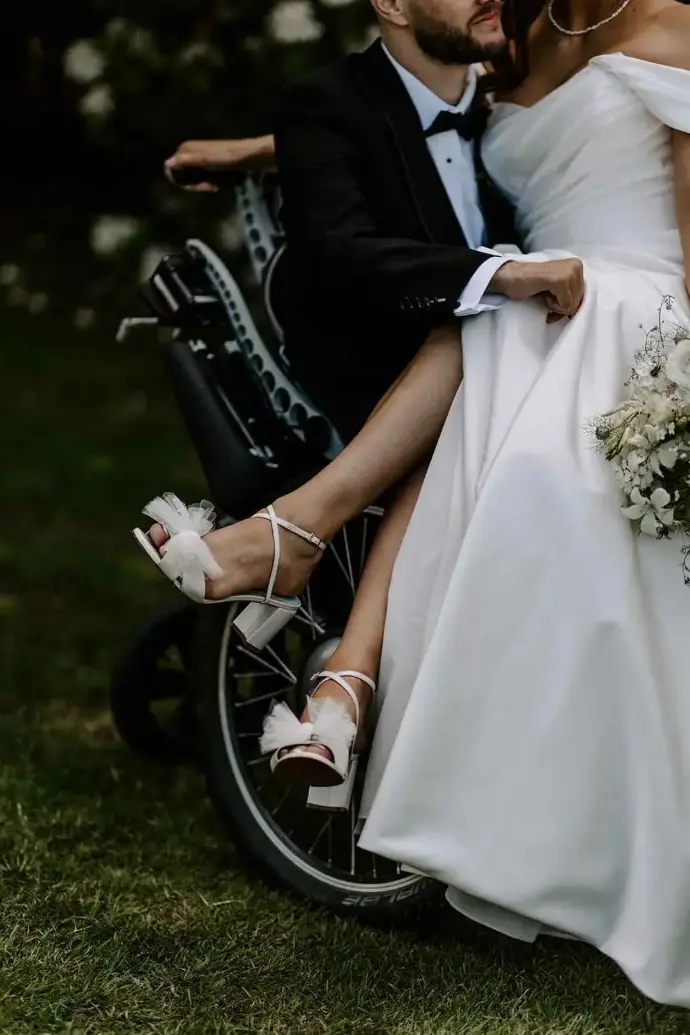 Mariage inclusif mettant en avant la diversité des couples
