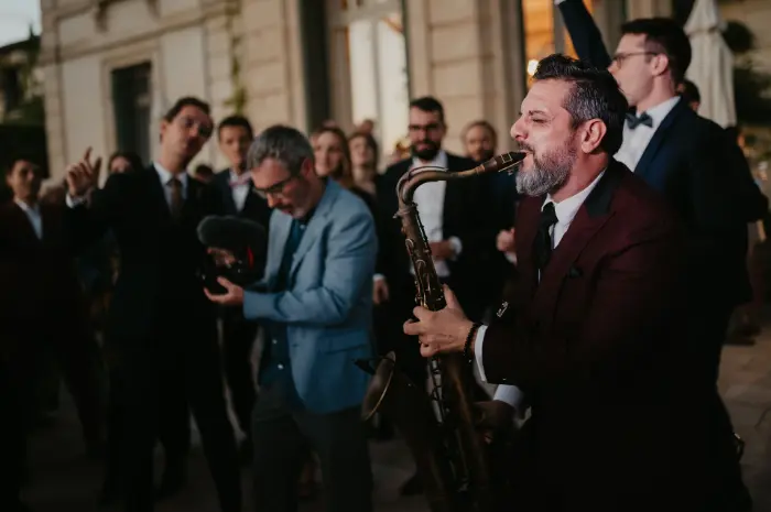 Vidéaste de mariage captant un moment avec discrétion