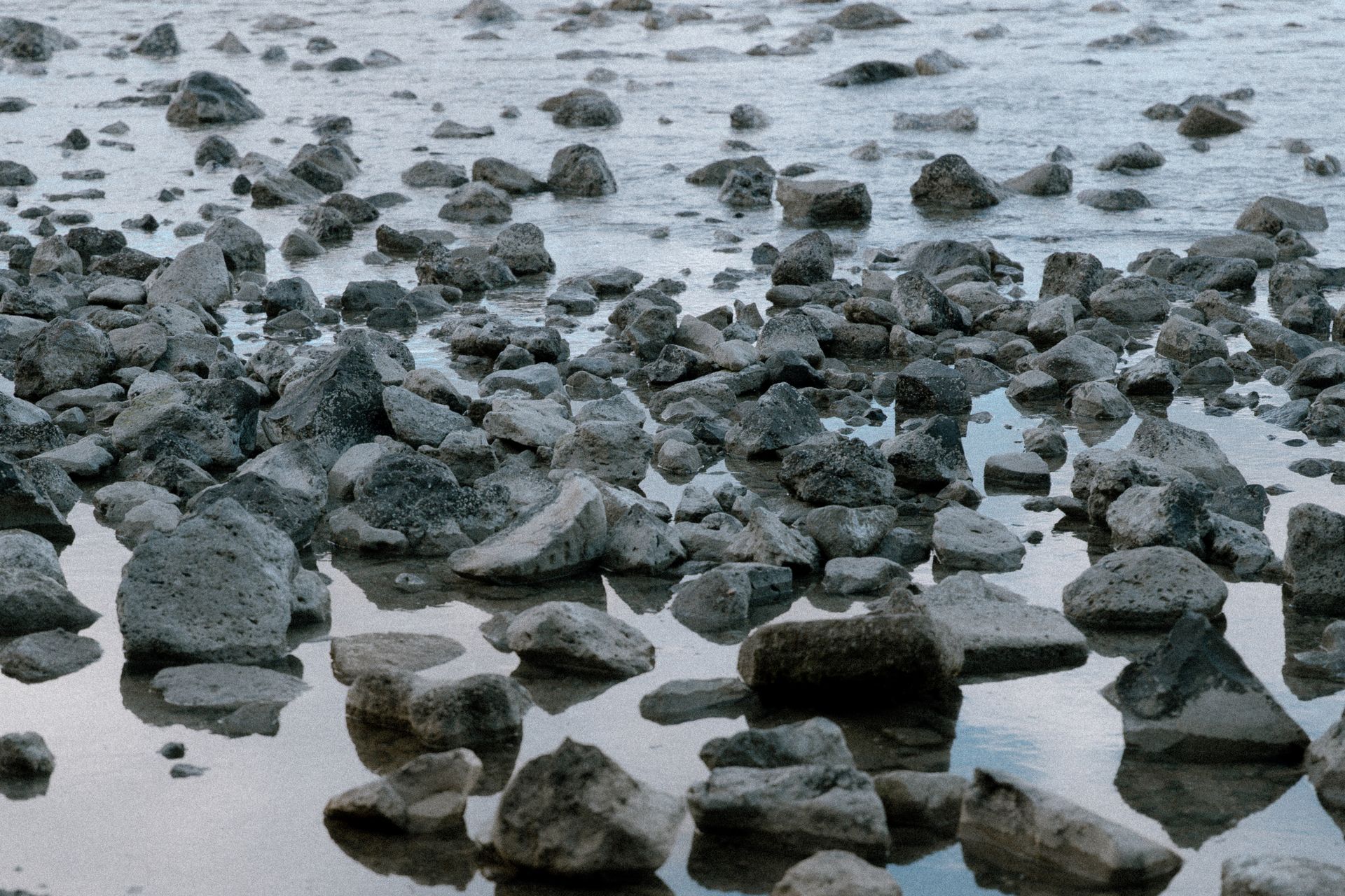 roches volcaniques et eau à la plage de la Grande Conque, matière brute en mouvement