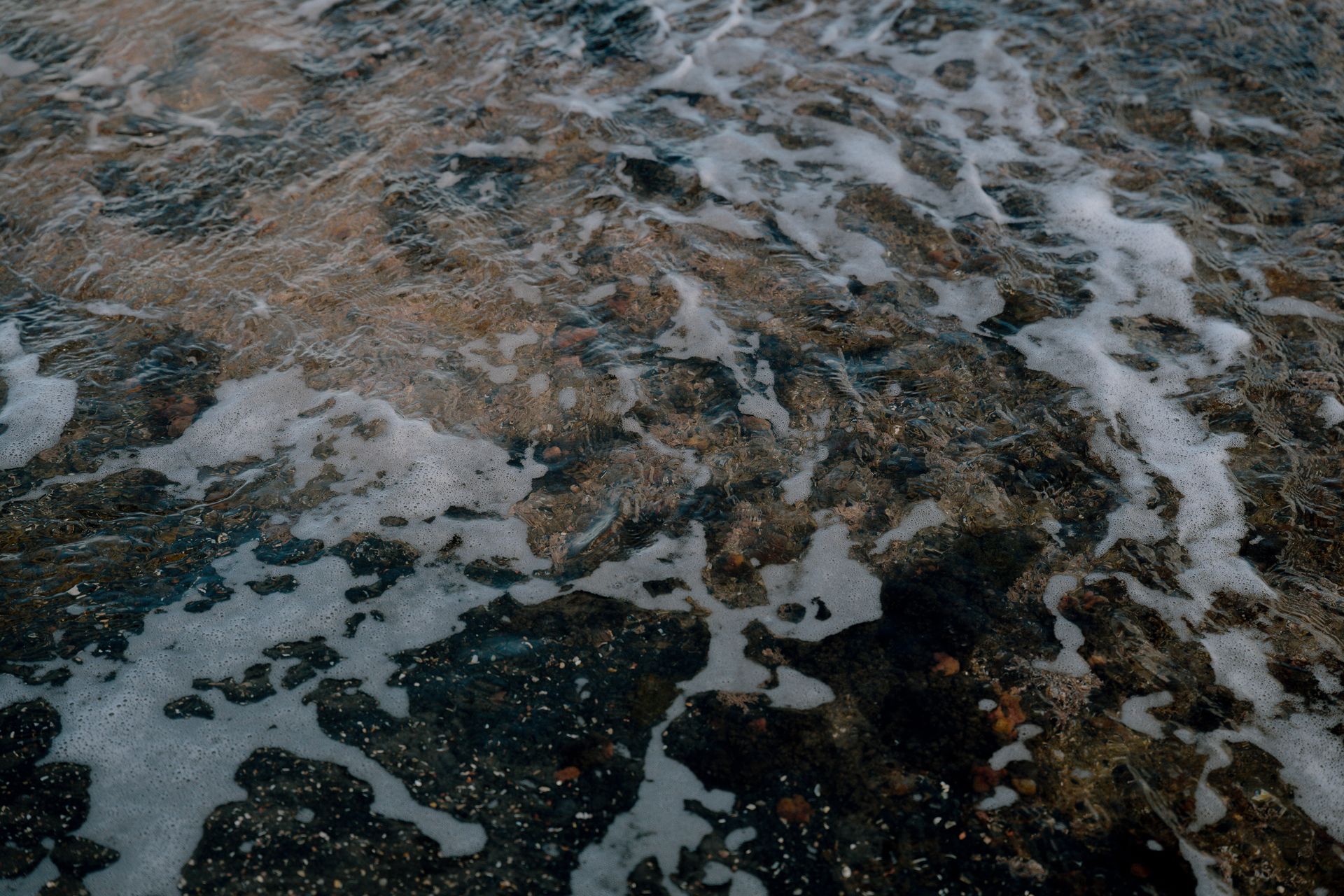  eau à la plage de la Grande Conque, matière brute en mouvement