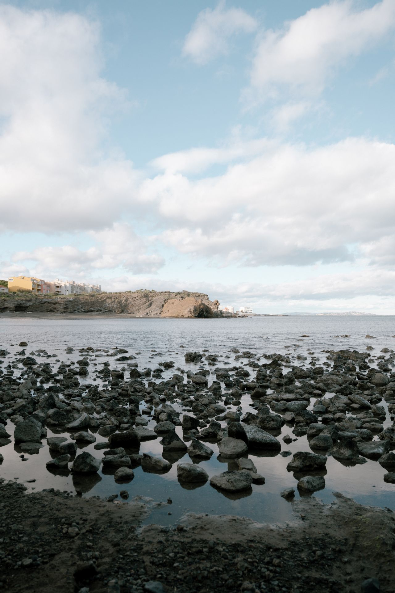 roche volcanique et eau à la plage de la Grande Conque, matières brutes en mouvement
