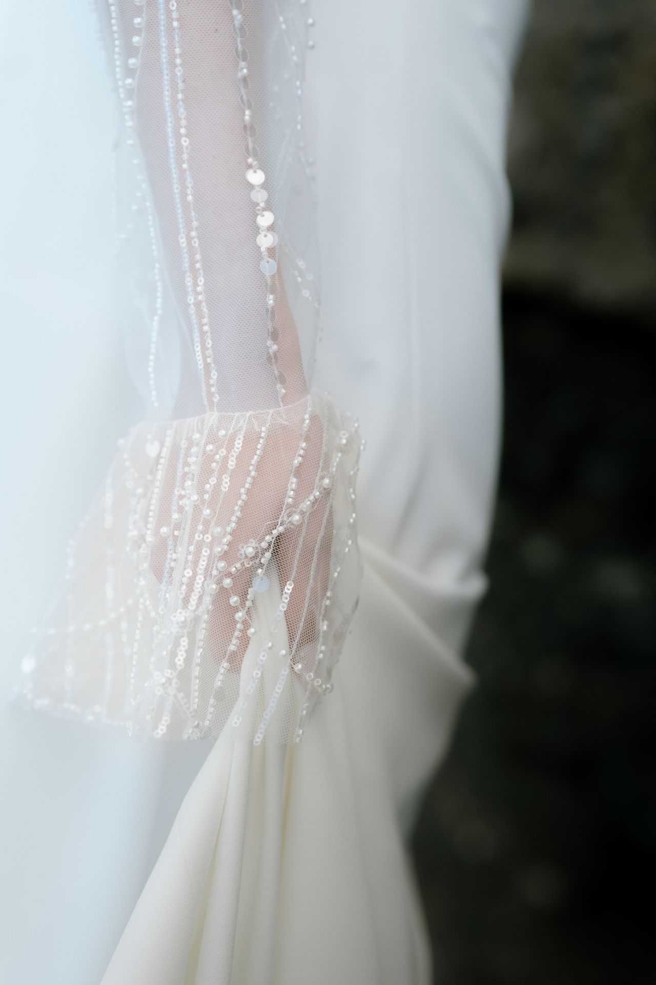 détail tissu robe de mariée fluide avec perles, mouvement et légèreté