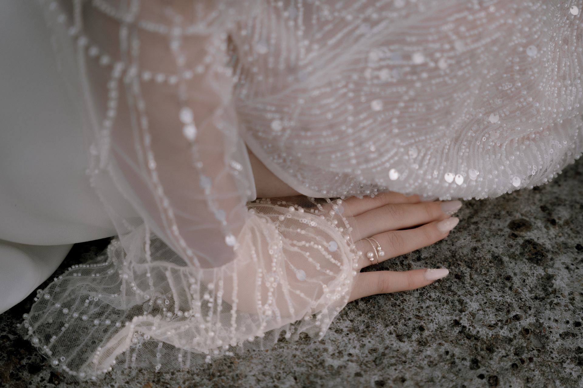 détails tissu robe de mariée fluide avec perles, mouvement et légèreté
