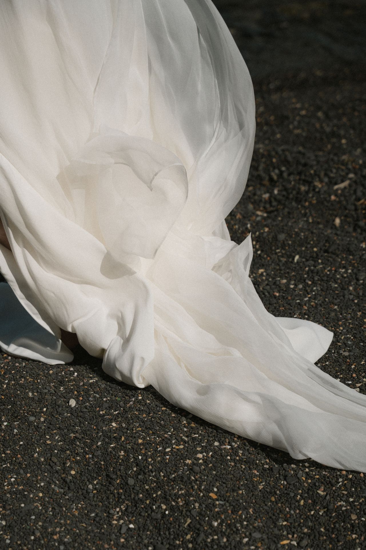 détail tissu robe de mariée fluide avec perles, mouvements et légèreté