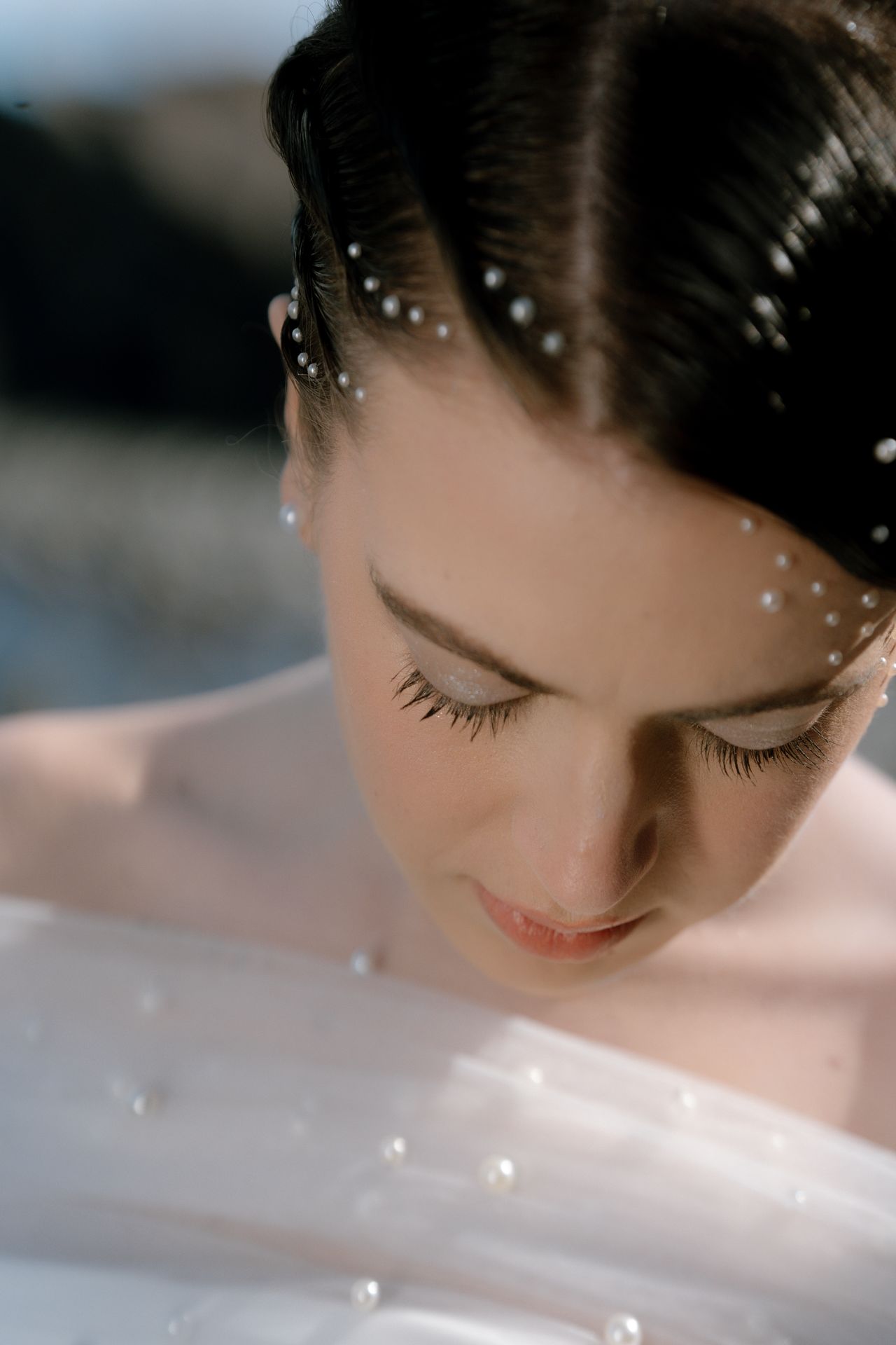 portrait de mariée avec perles délicates sur les cheveux et lumière naturelle