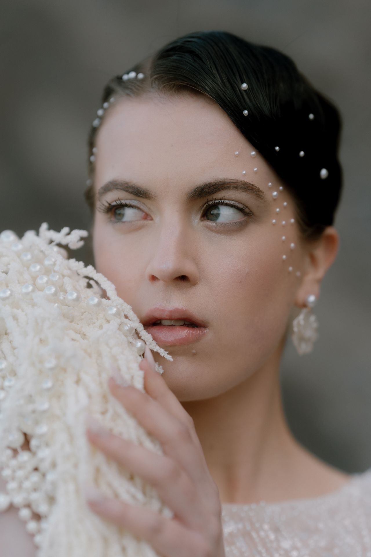 portrait de mariée avec perles délicates sur le visage et lumière naturelle