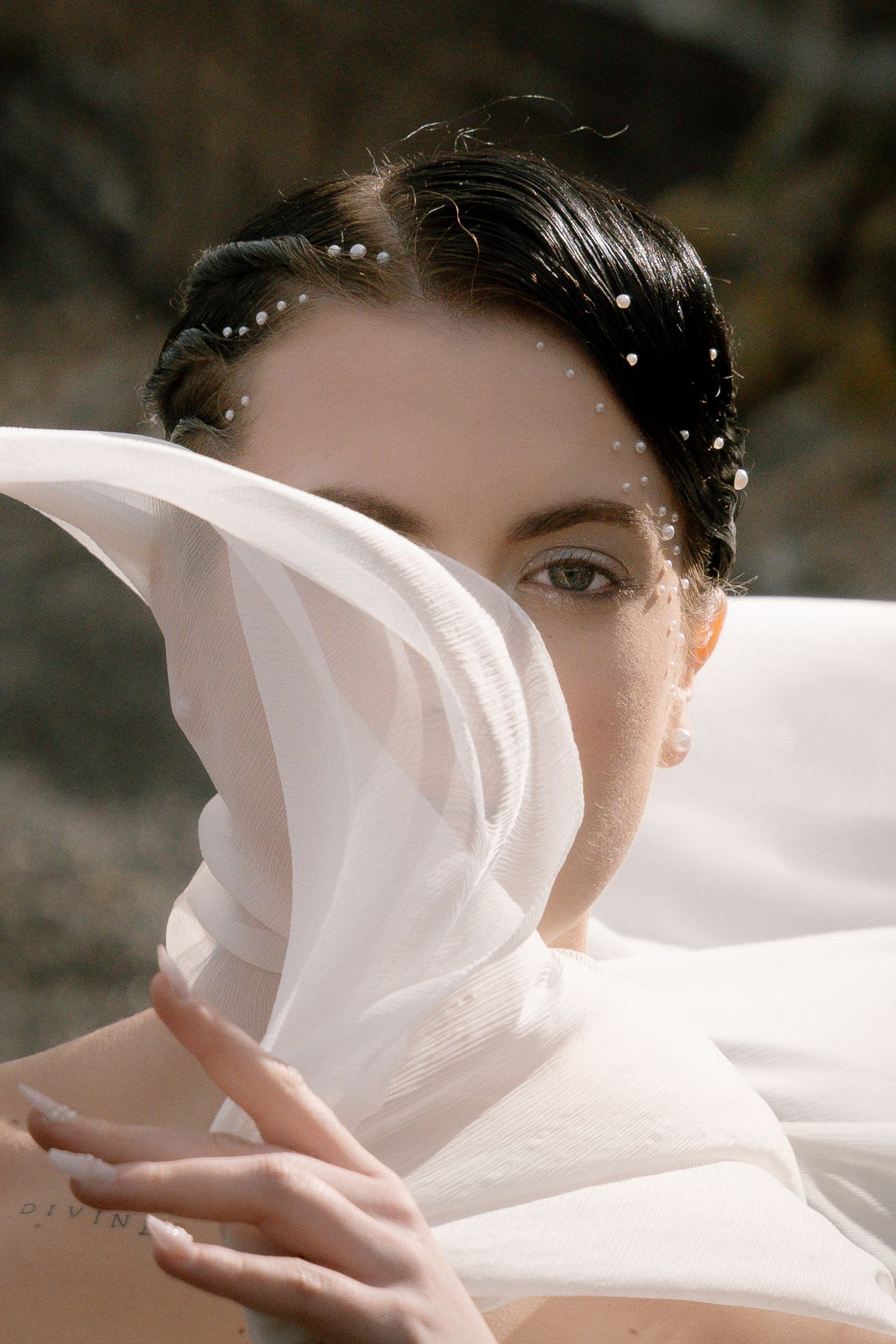 détail maquillage avec perles sur peau dans une lumière douce et naturelle