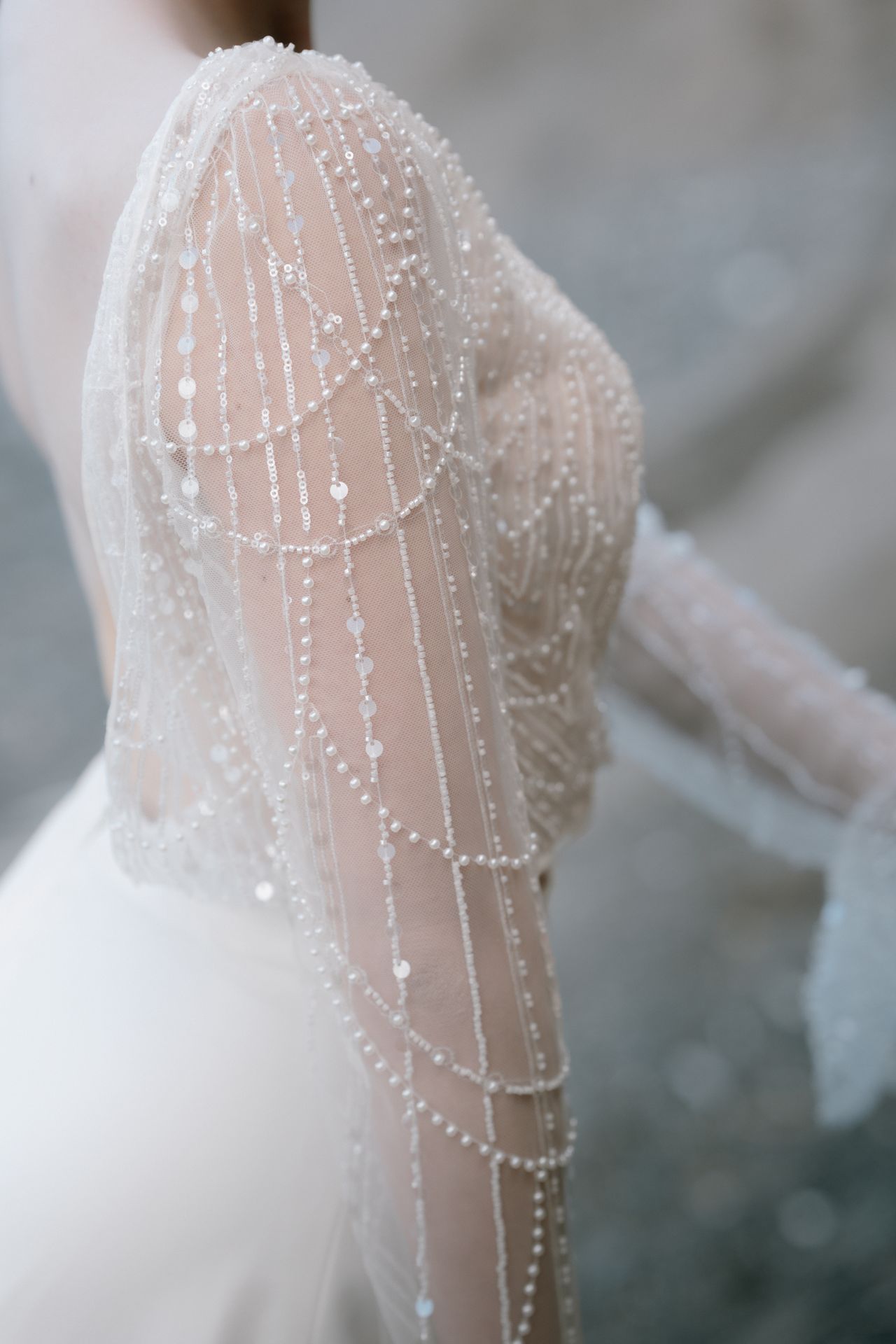 détail de tissu de robe de mariée léger porté par le vent en bord de mer