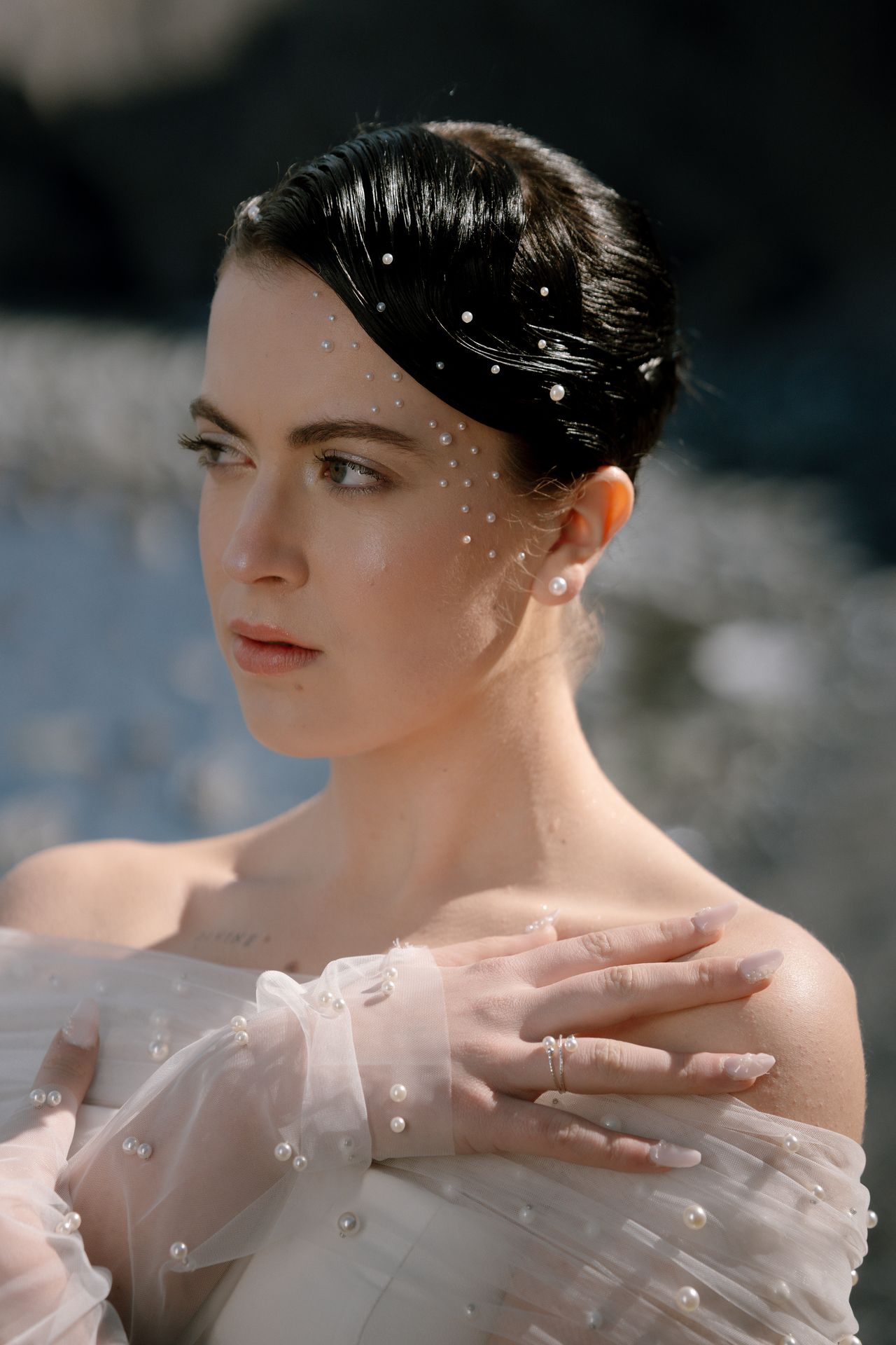 portrait de mariée avec perles délicates sur le visage et lumière naturelle