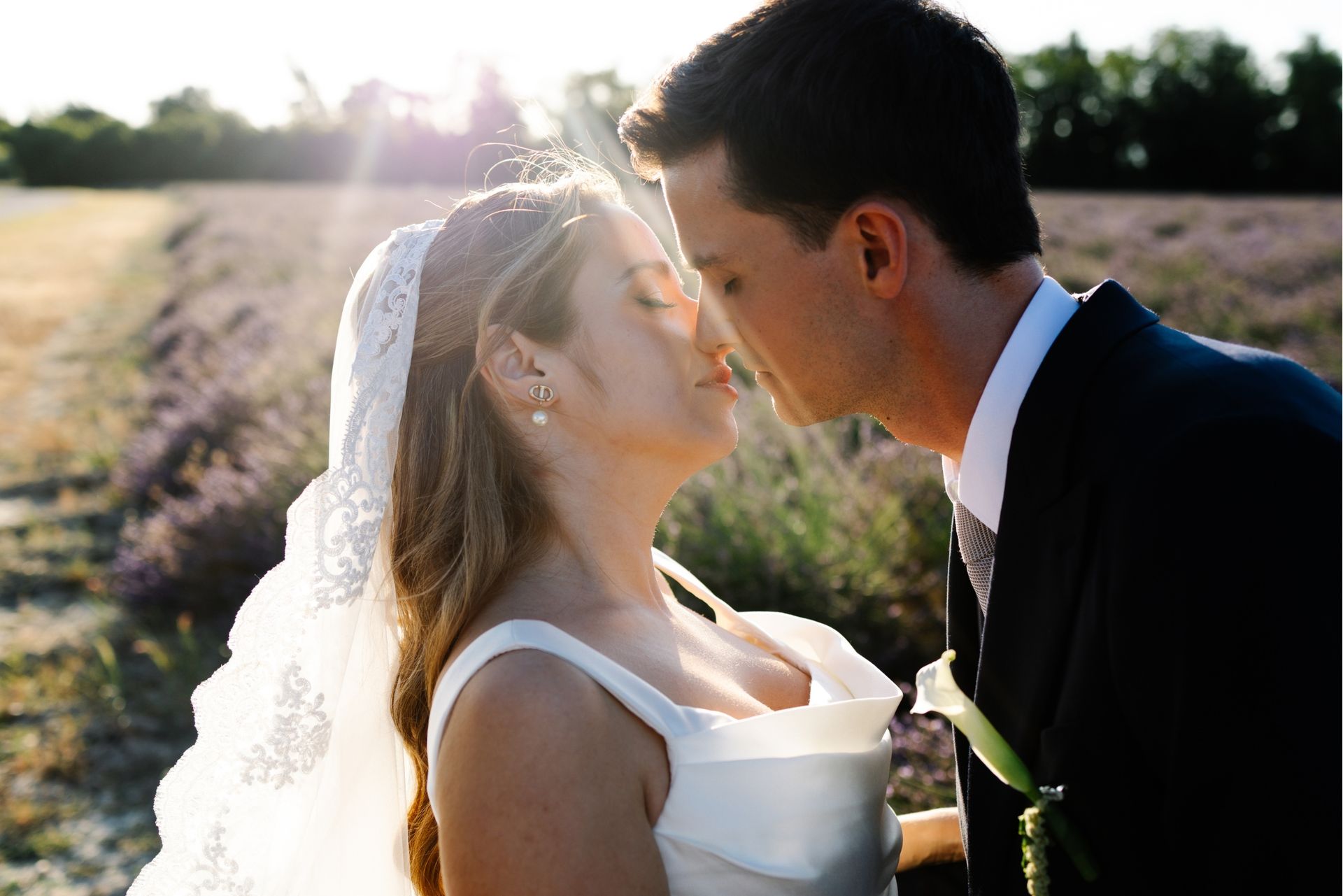 Séance couple dans les lavandes lors d'un mariage en Provence