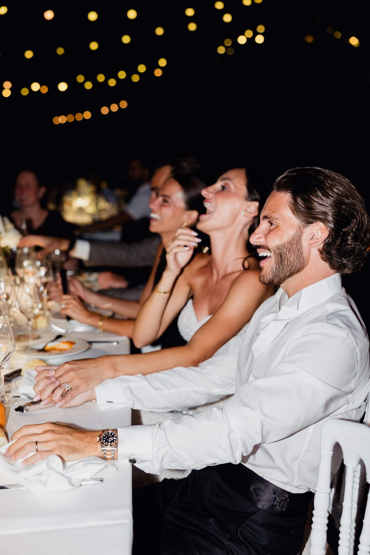 Moment spontané entre les mariés et leurs proches pendant le mariage