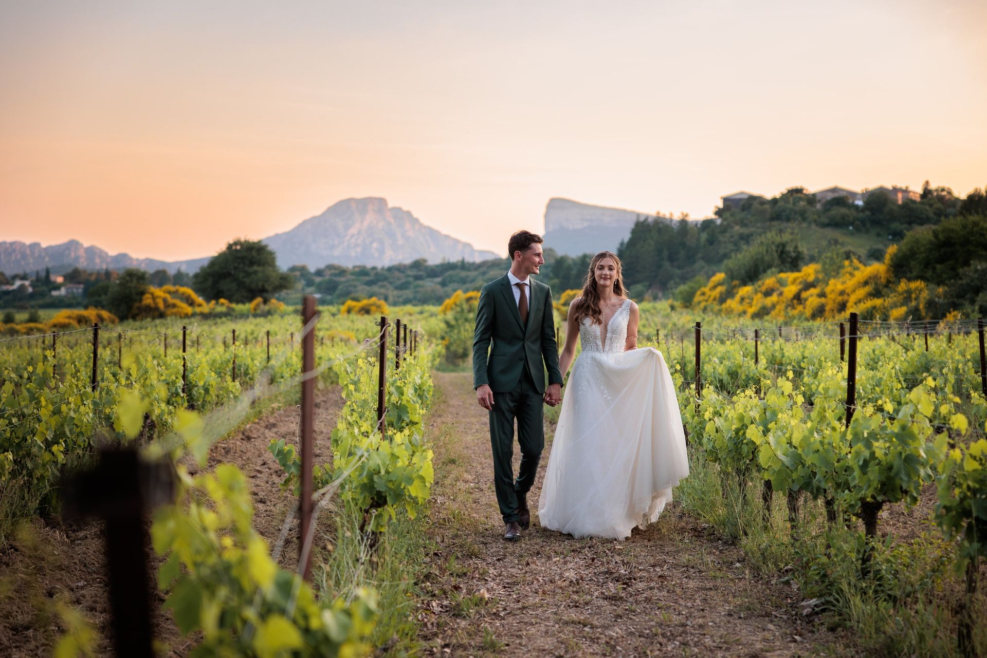 Moment intime des mariés – film de mariage naturel et élégant en Provence