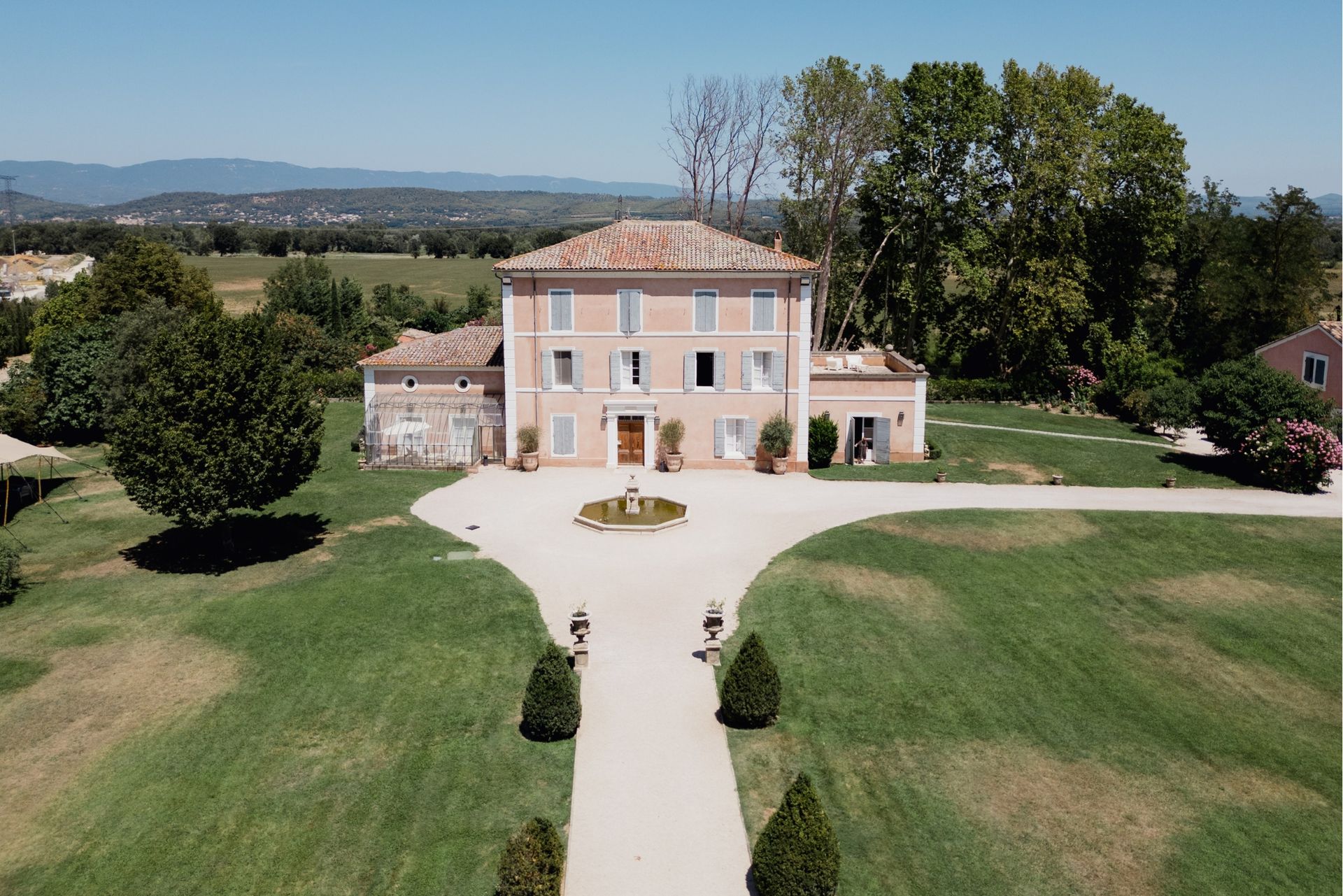 Chateau de la Garde en Provence vue de drone