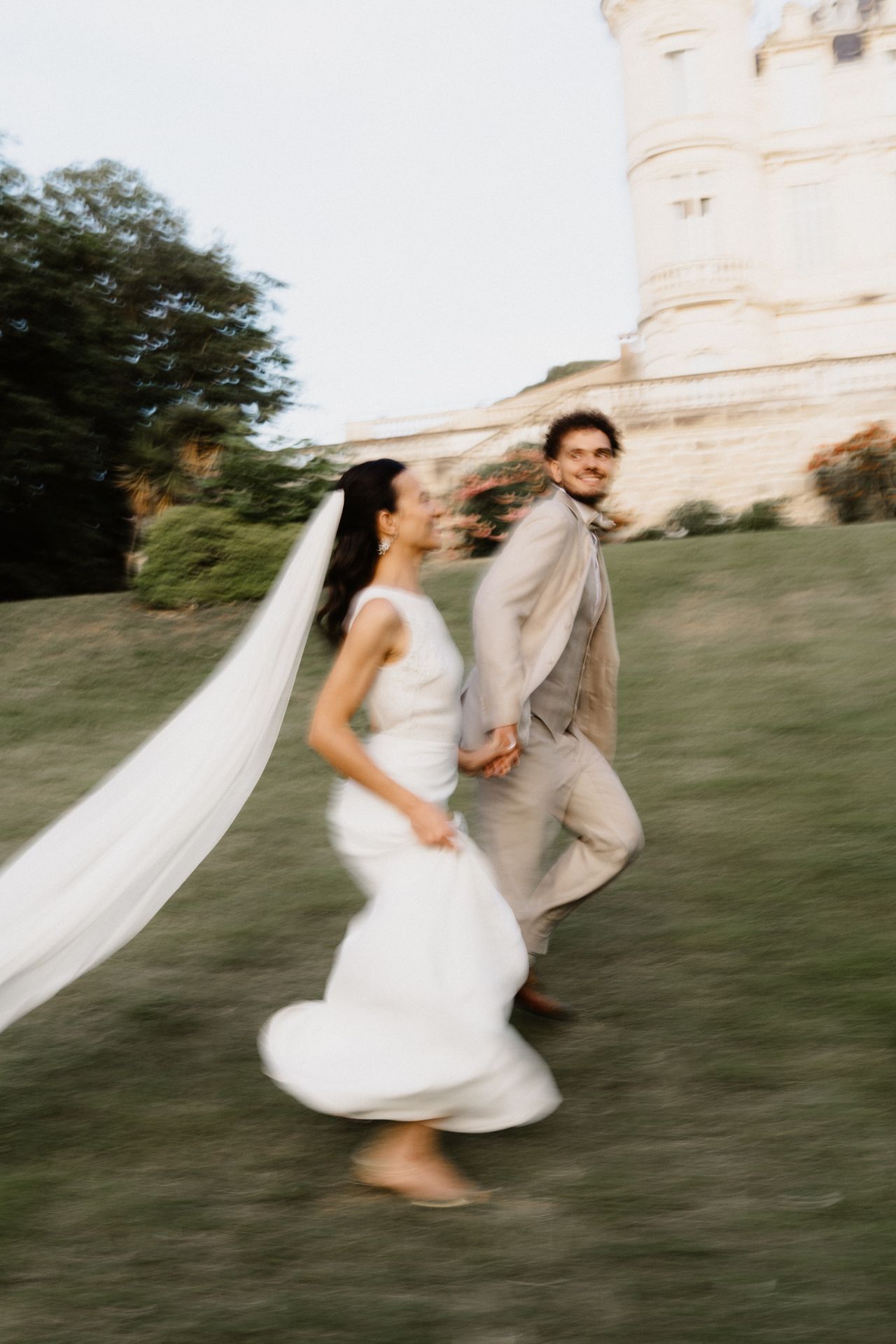 Image cinématographique extraite d’un teaser de mariage réalisé en Provence quelques jours après le mariage.