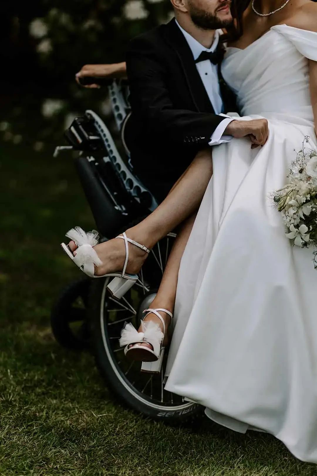 Mariage inclusif mettant en avant la diversité des couples