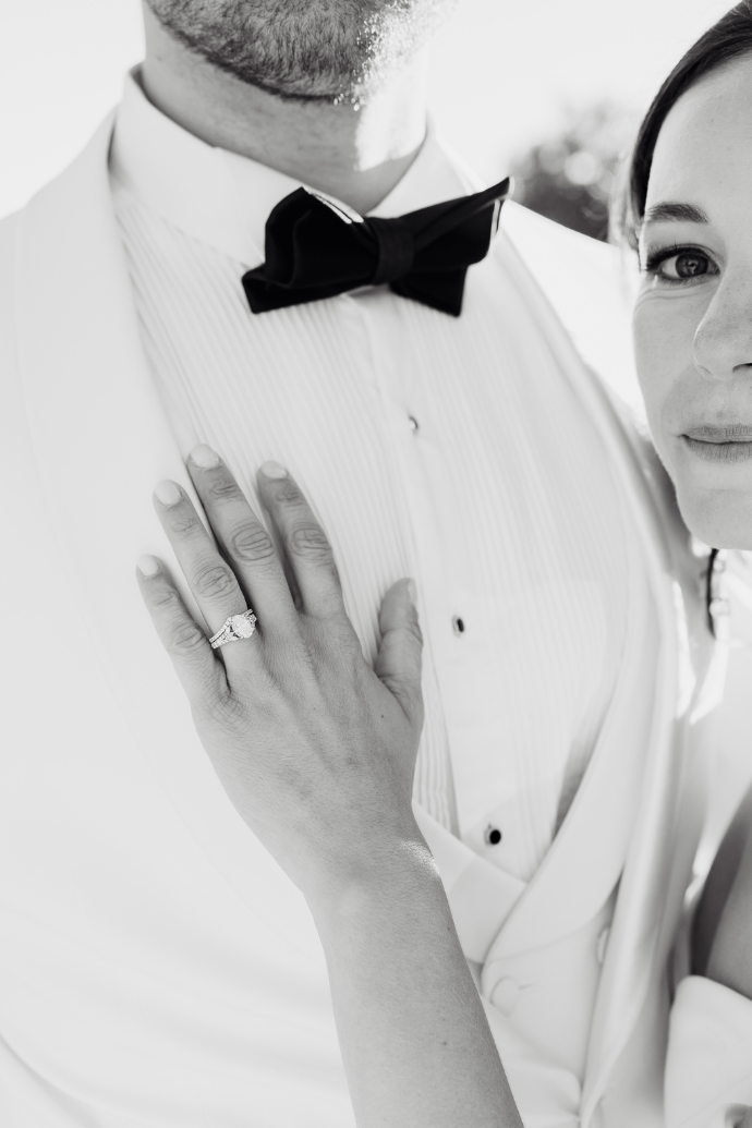 Un moment de douceur au cœur de la Provence lors du mariage d’Elisa et Andrian à la Grange de Javon.