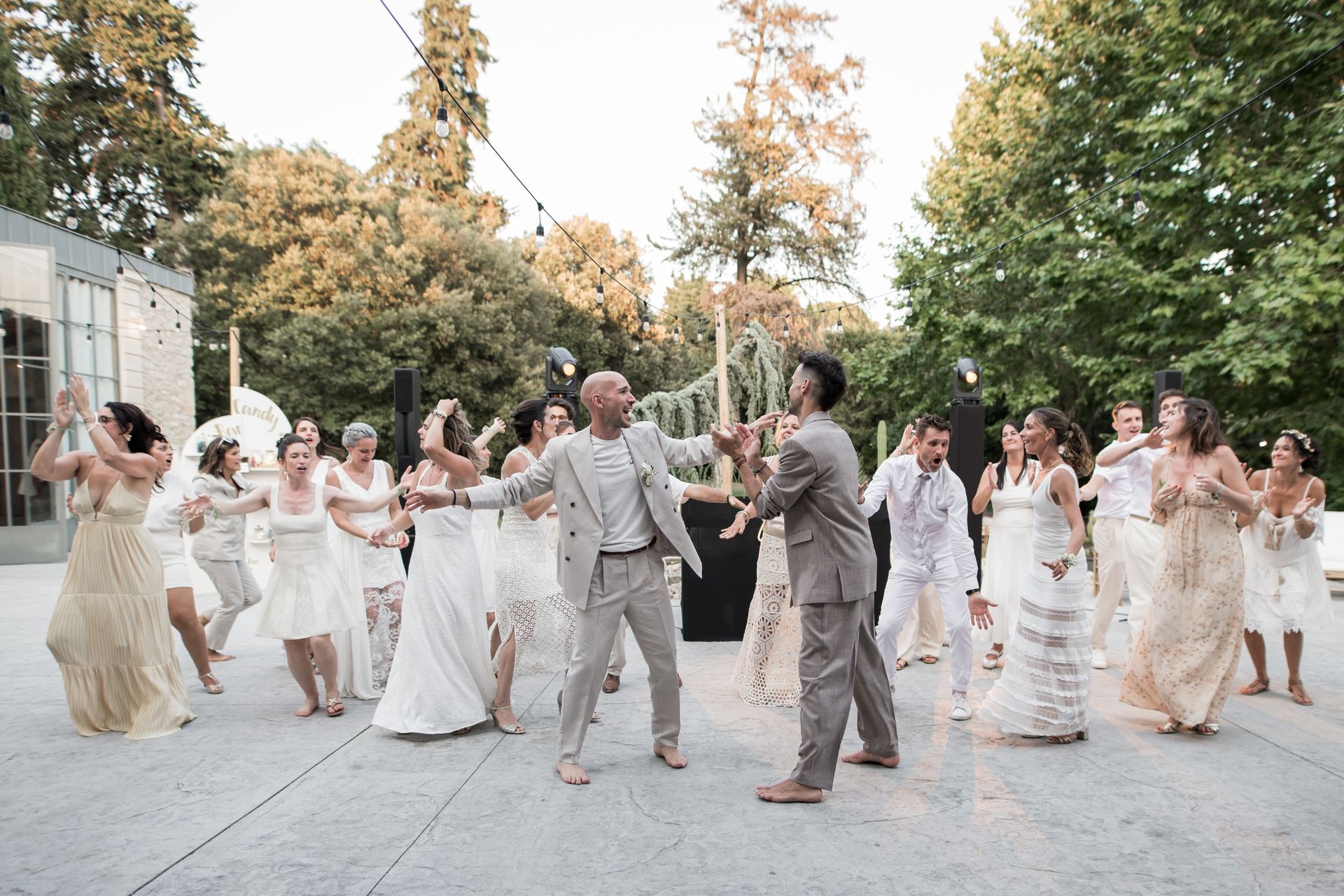 couple de mariés et leurs invités