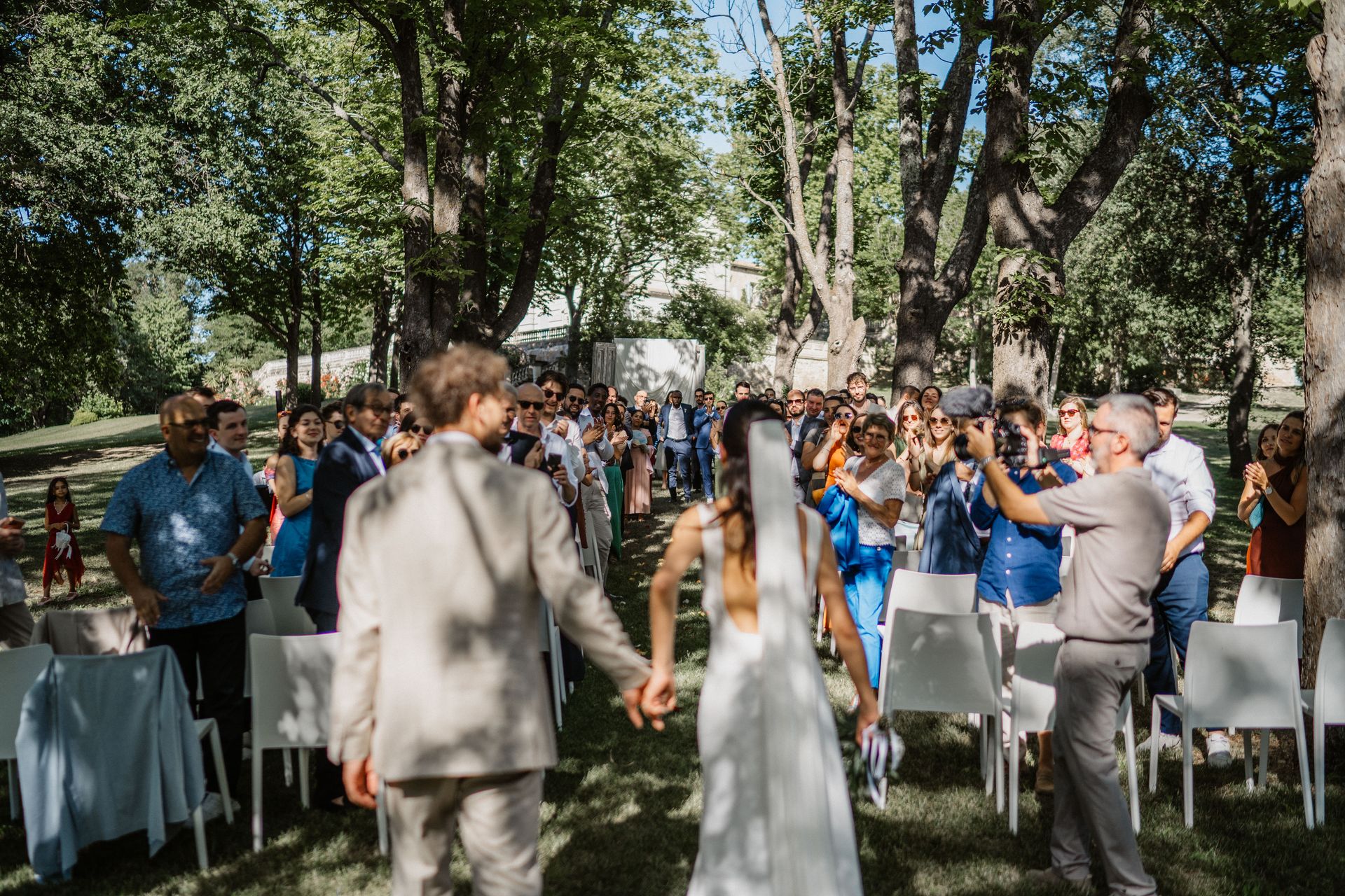 Les mariés entourés de leur famille le jour de leur mariage, des images qui constituent avec le temps une véritable mémoire familiale.