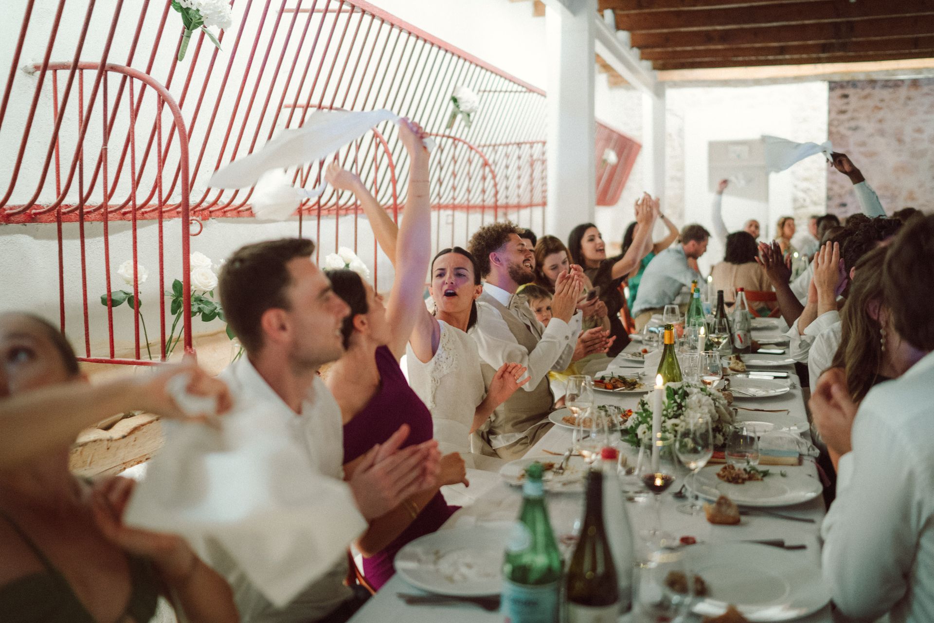 Les mariés entourés de leurs proches pendant leur mariage, une journée et des présences que le film permet de retrouver au fil des années.