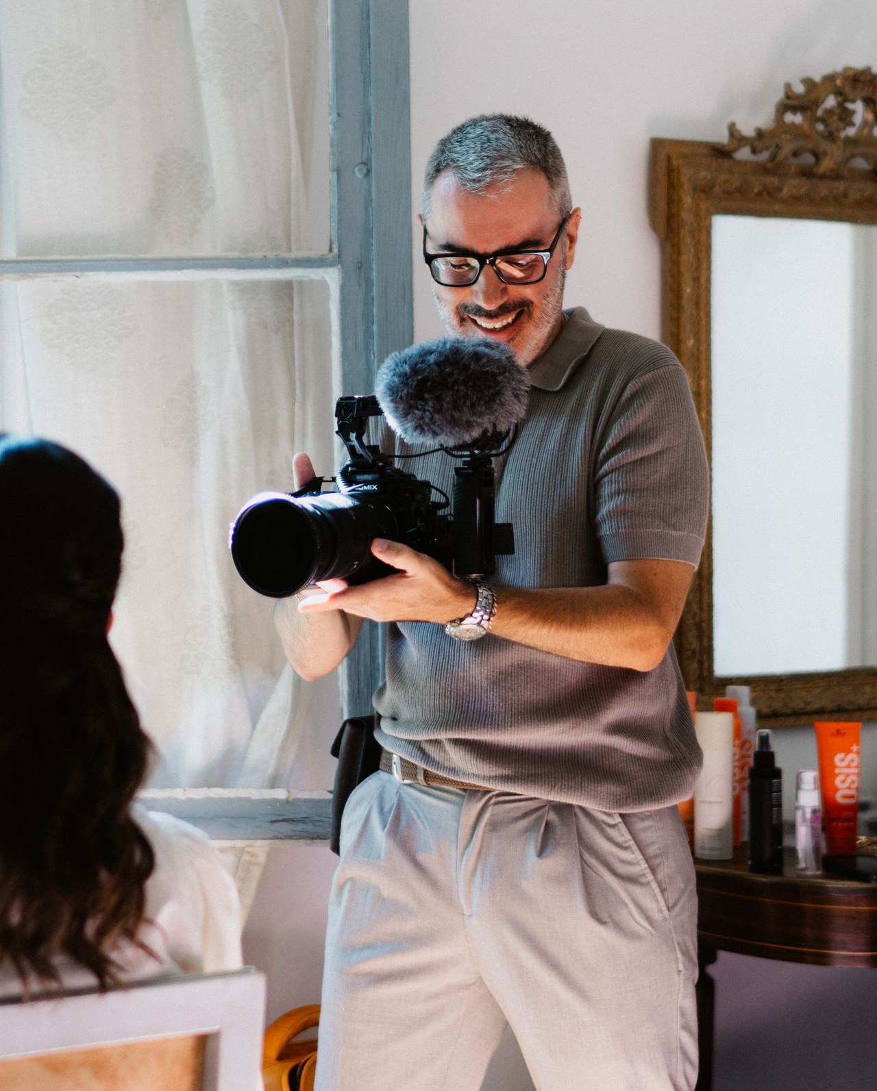 Guénolé Veillon, vidéaste de mariage, en plein tournage.